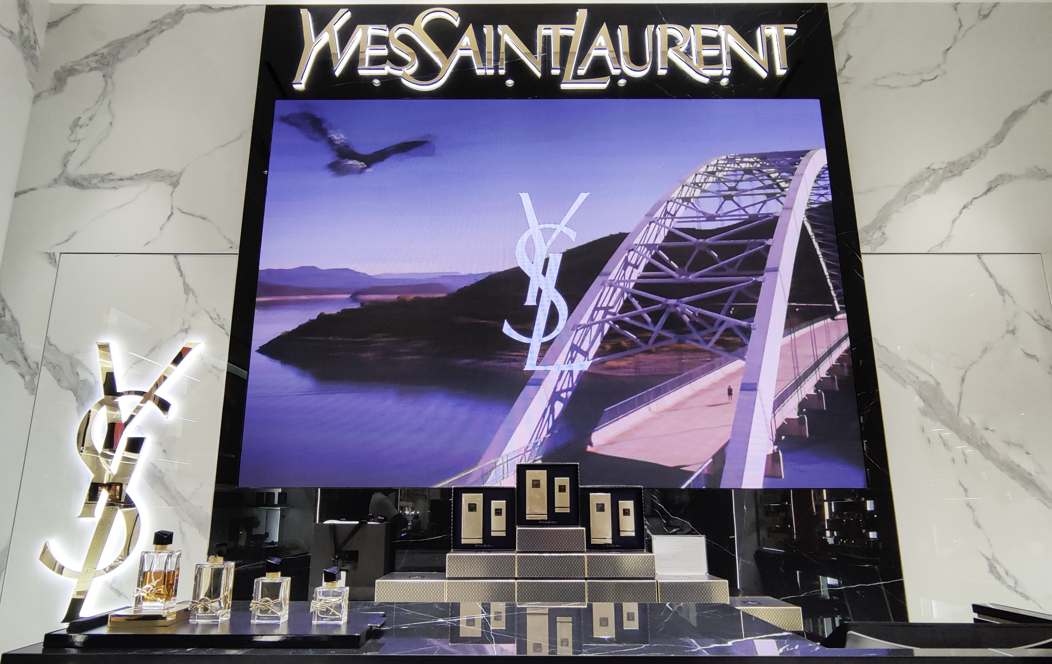  Choose Lpflex Signage for your Fashion and Apparel businesses.